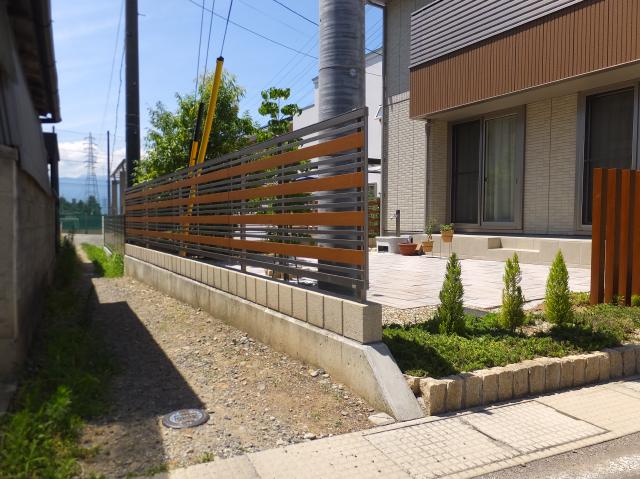 目隠しフェンス 転落防止フェンス 境界フェンスの施工例 松本市のエクステリア外構工事のプレックスガーデン