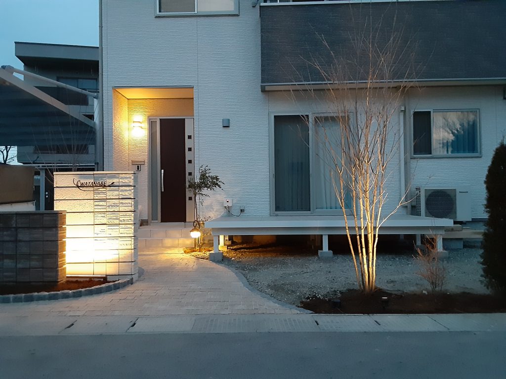 夜明るい家 照明の施工実例 松本市のエクステリア外構工事のプレックスガーデン