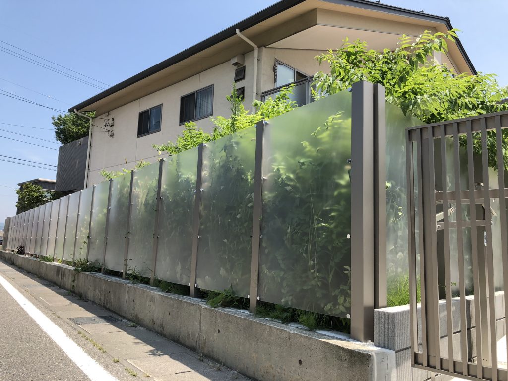 プライベートを守る フェンスの施工実例 松本市のエクステリア外構工事のプレックスガーデン